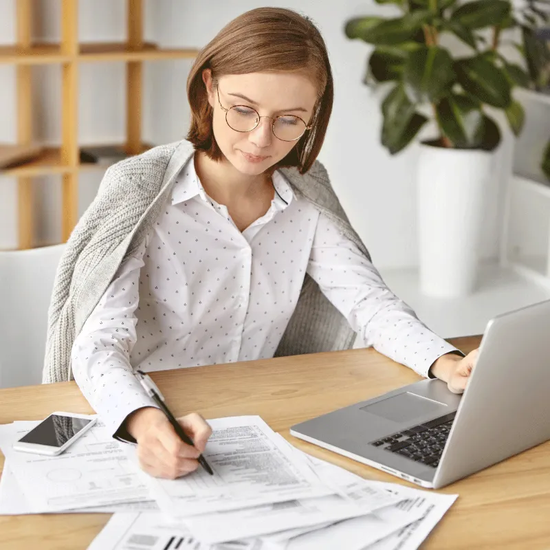 elegant-businesswoman-dressed-for